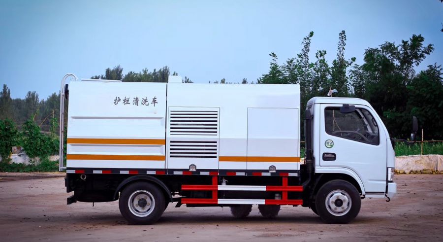 東風(fēng)多利卡護(hù)欄清洗車(chē)