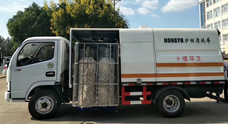 東風(fēng)多利卡護(hù)欄清洗車(chē)