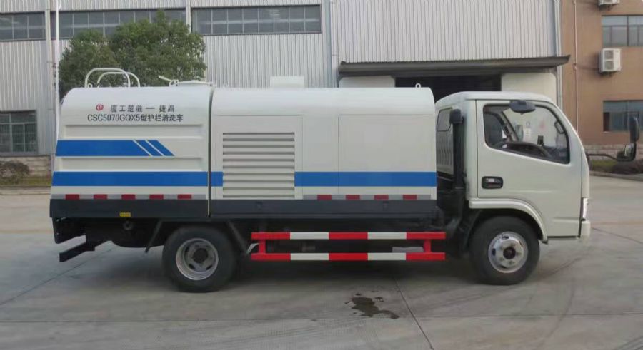 東風(fēng)多利卡護(hù)欄清洗車(chē)