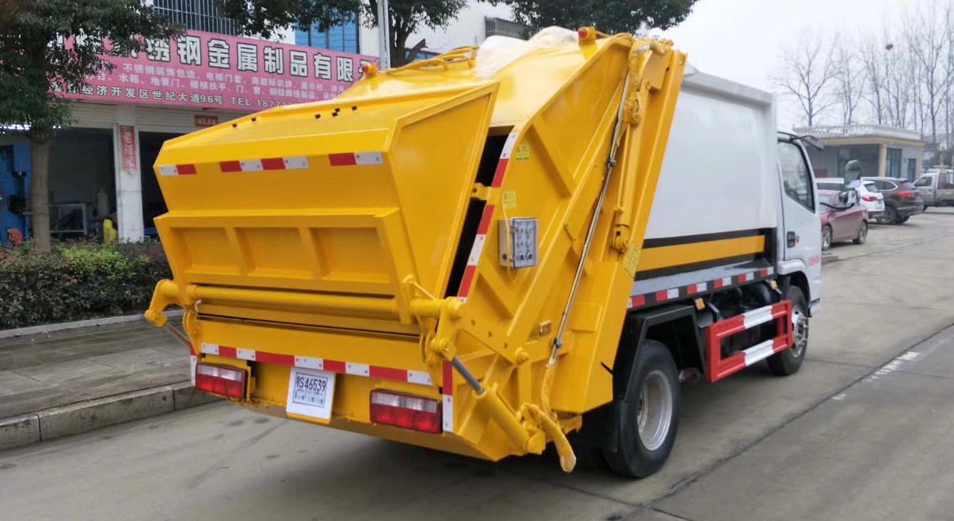 國(guó)六多利卡 6方壓縮式垃圾車(chē)