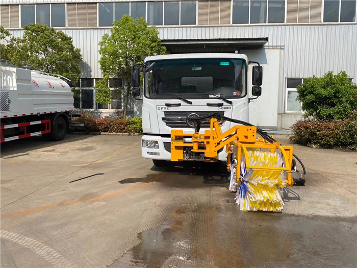 多利卡D9高速護(hù)欄清洗車(chē)