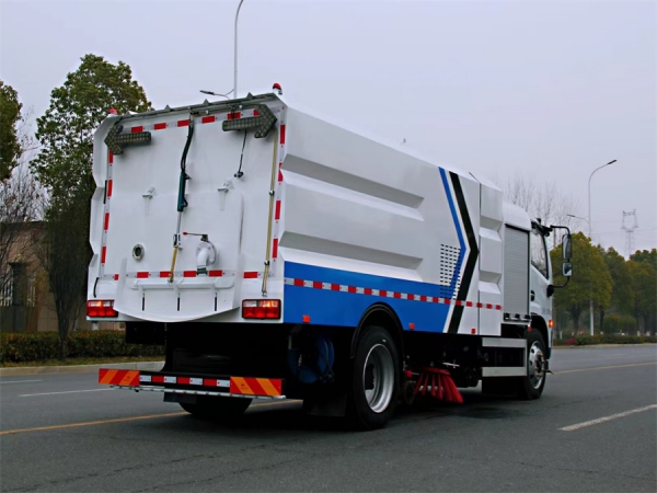 東風(fēng)多利卡純電動洗掃車