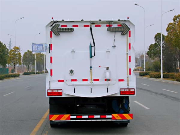 東風(fēng)多利卡純電動洗掃車
