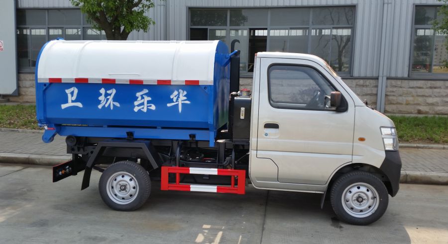 廈工楚勝為宜昌用戶生產(chǎn)的長安車廂可卸式垃圾車準(zhǔn)備起運。