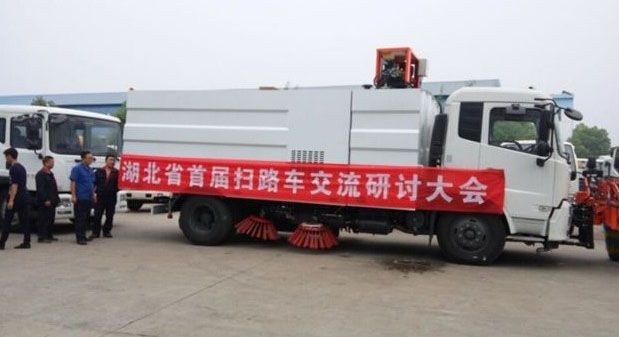 廈工楚勝祝湖北省首屆掃路車交流研討會(huì)順利召開(kāi)